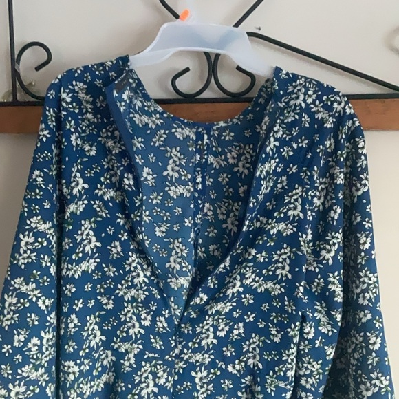 Suzy Shier Blue Floral blouse top shirt - Picture 1 of 9
